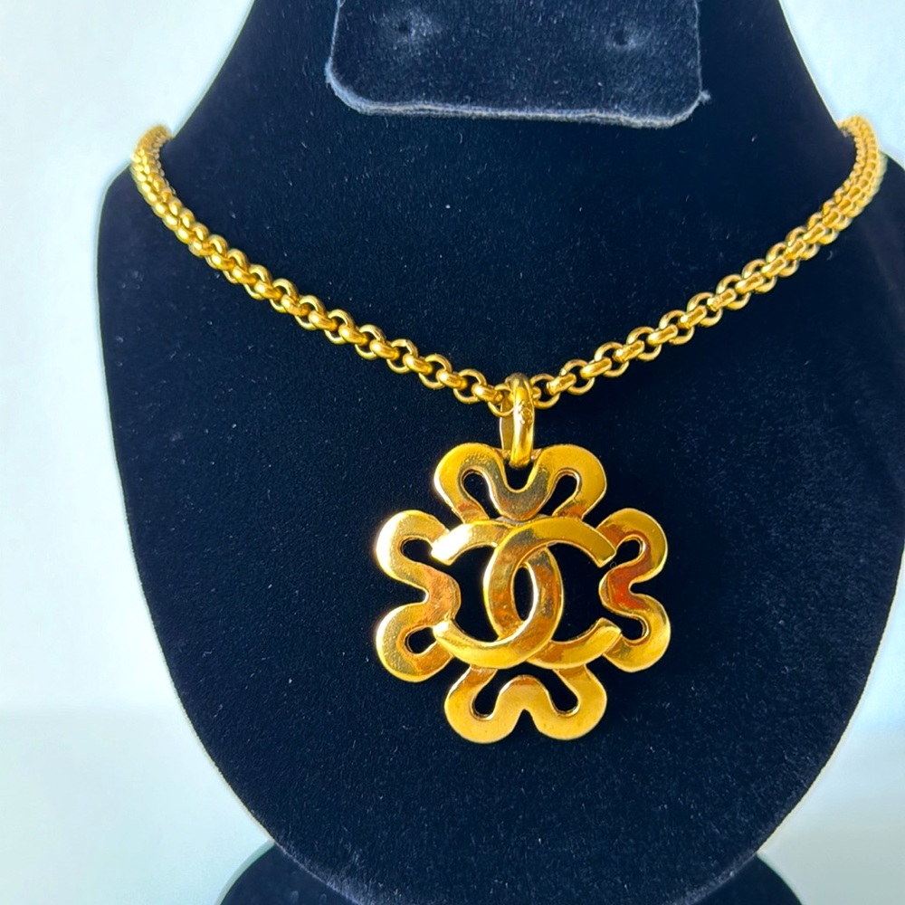 Chanel RARE 24K Gold Plated Necklace with Box in Excellent Condition - Picture 2 of 11